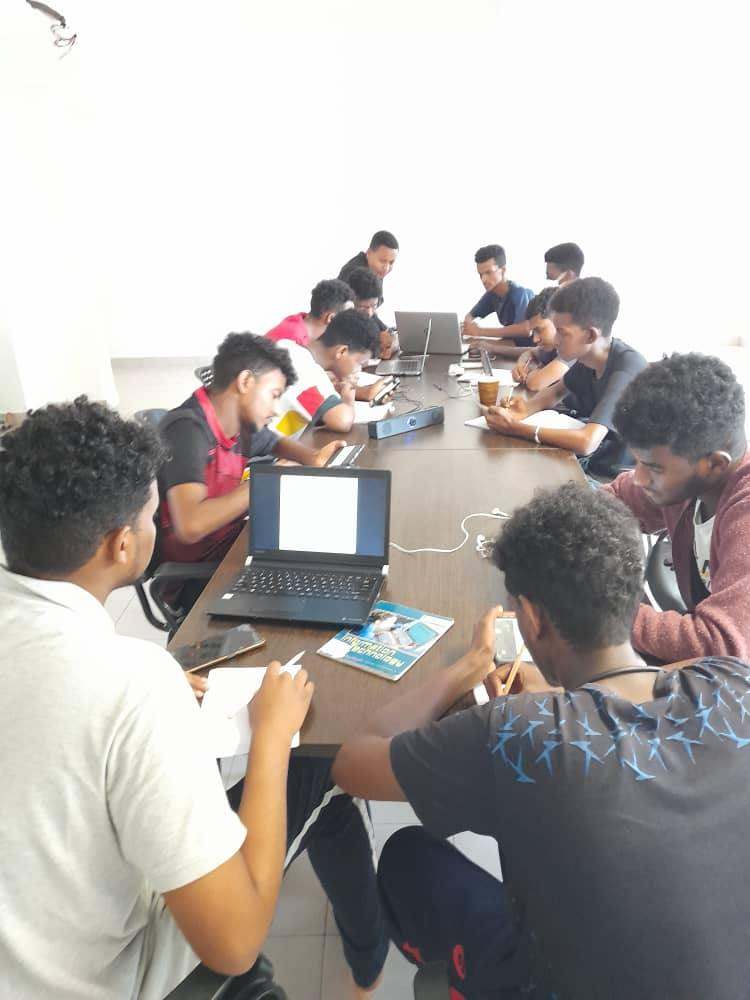 Students studying together during a Nagashi English learning session